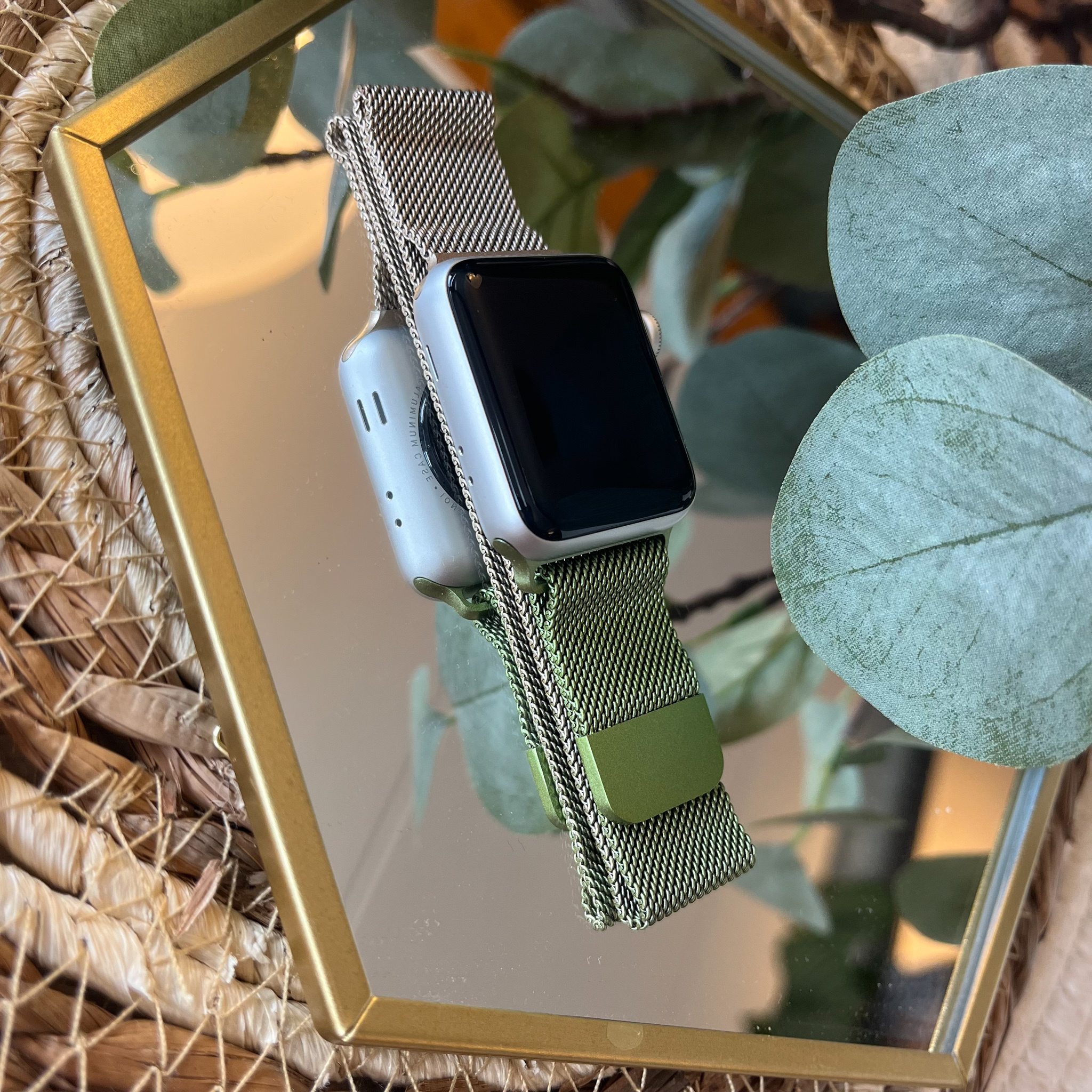 Apple Watch milanese strap champagne green